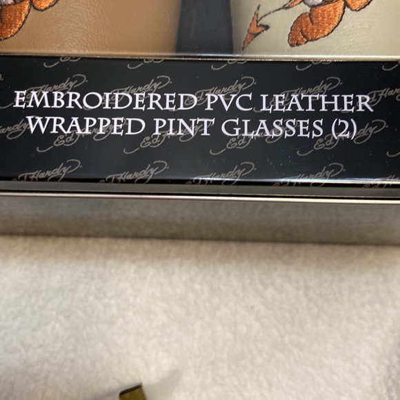 Don Ed Hardy Embroidered PVC Leather
Wrapped Glasses Gift Set Metal Storage Tin - Picture 10 of 10